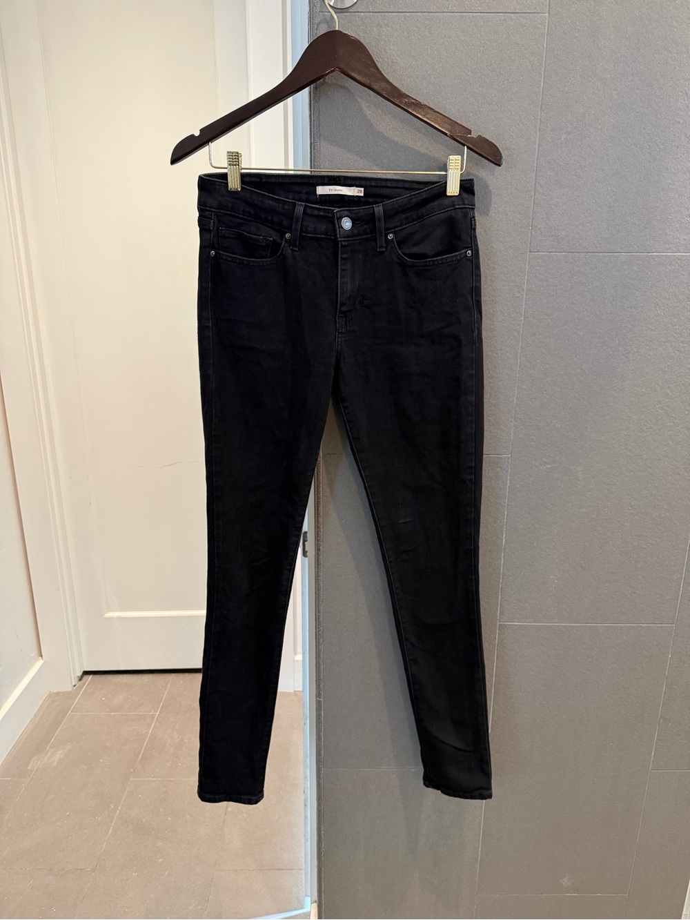 Levi’s 711 Skinny Jeans Women’s 28 W28 L30 Soft Black Mid Rise Stretch